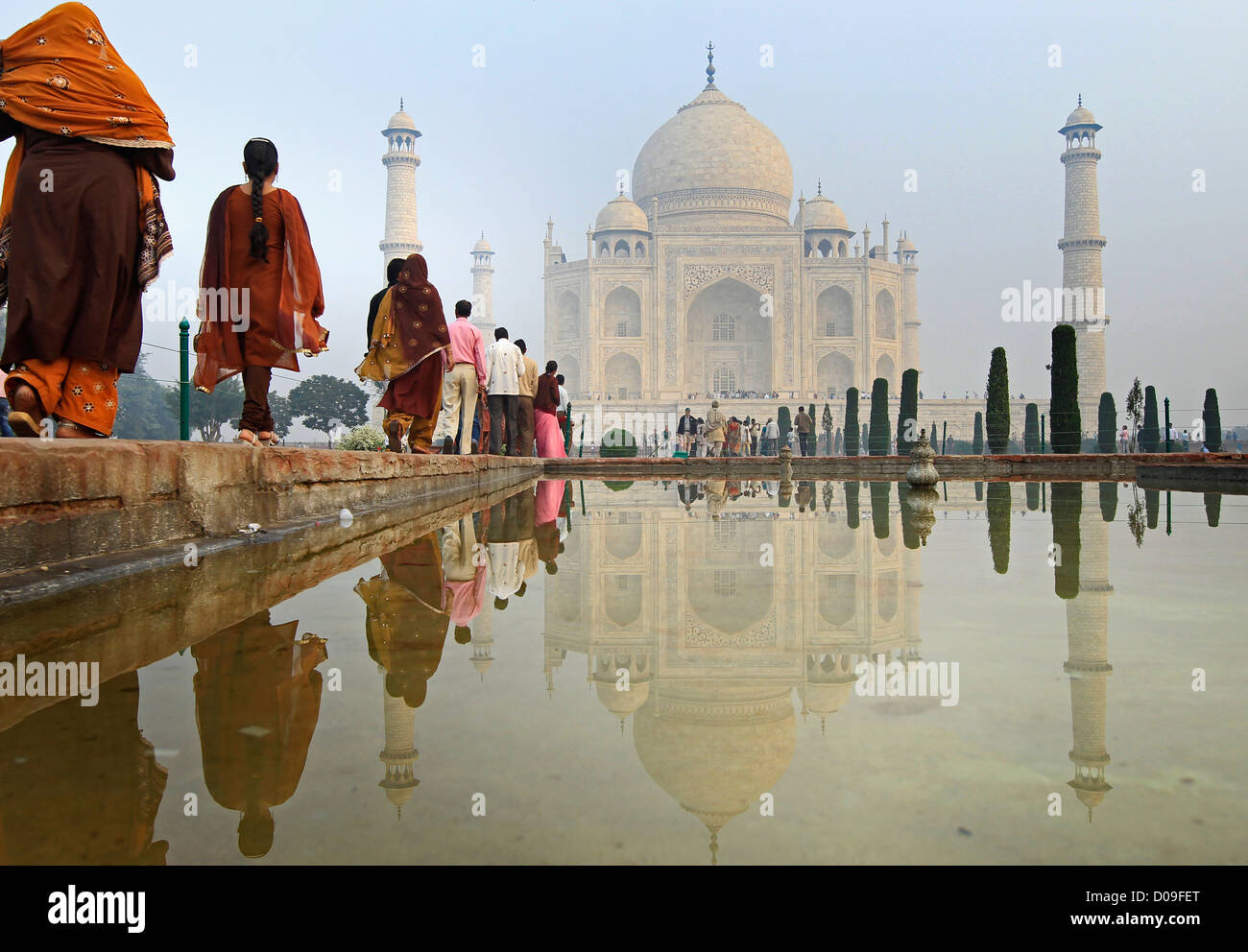 Les touristes visitent le mausolée en marbre blanc du Taj Mahal à Agra, Uttar Pradesh, en Inde Banque D'Images