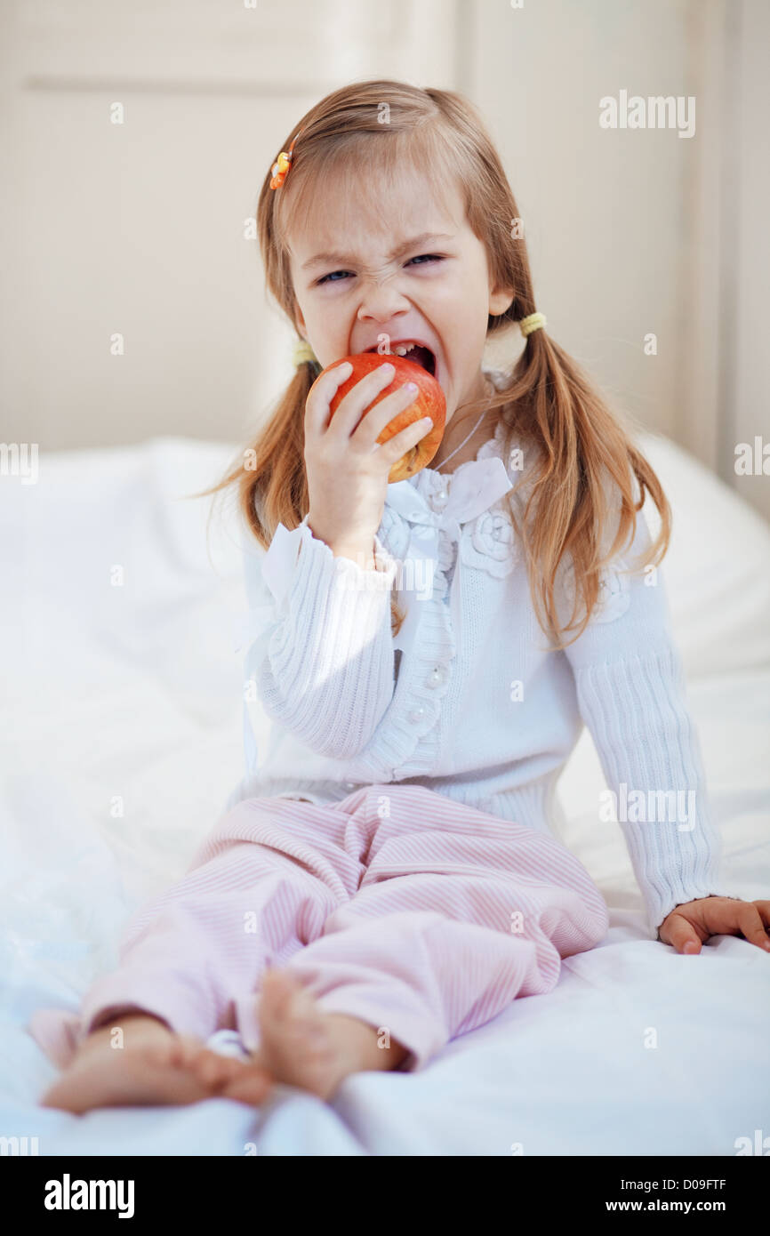 Enfant avec Apple Banque D'Images