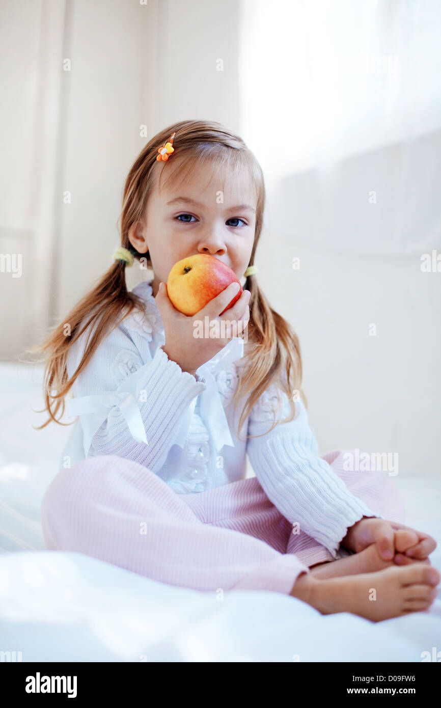 Enfant avec Apple Banque D'Images