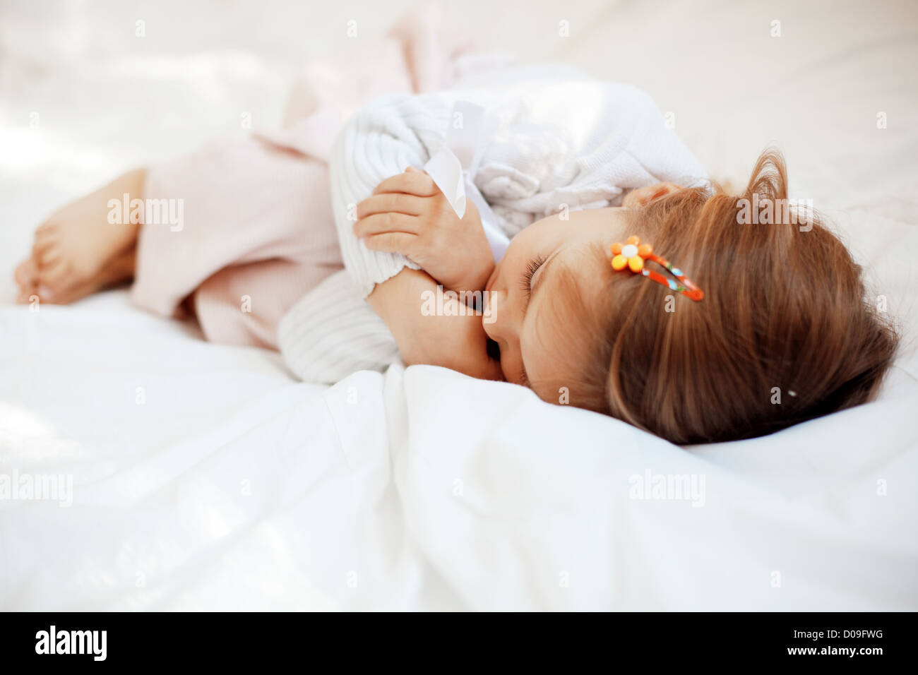 Enfant dans le lit Banque D'Images