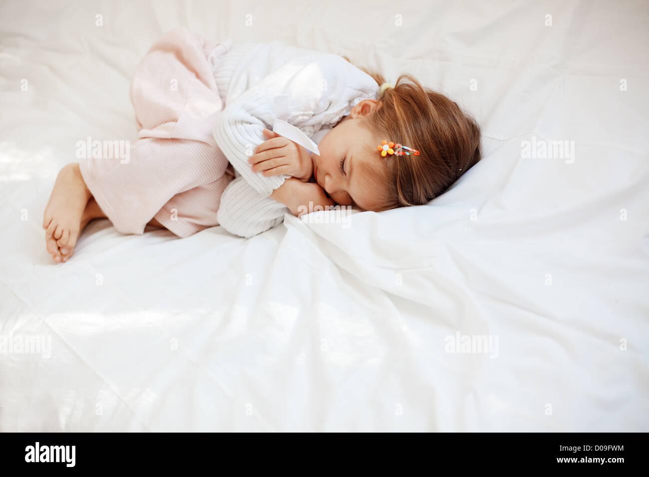 Portrait de l'enfant couché dans son lit Banque D'Images