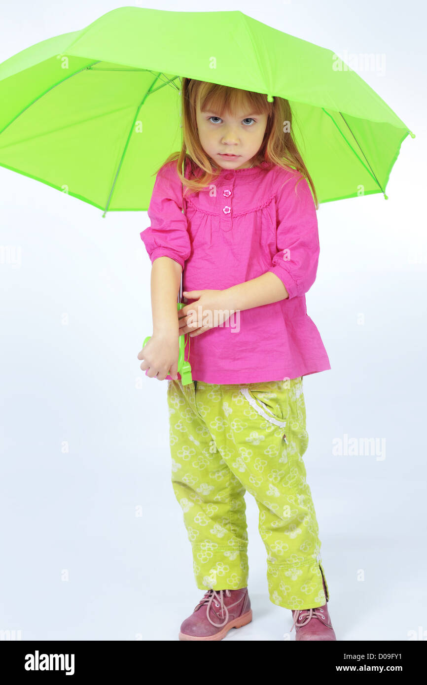 Enfant mignon avec parapluie Banque D'Images