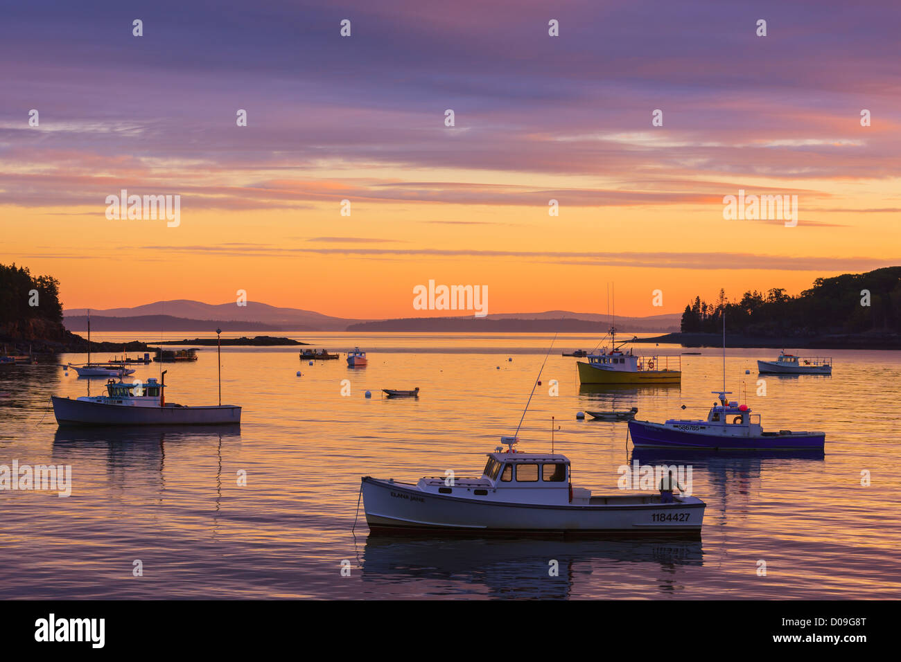 Le lever du soleil dans les eaux silencieuses à Bar Harbor, l'Acadie N.P, dans le Maine. Banque D'Images