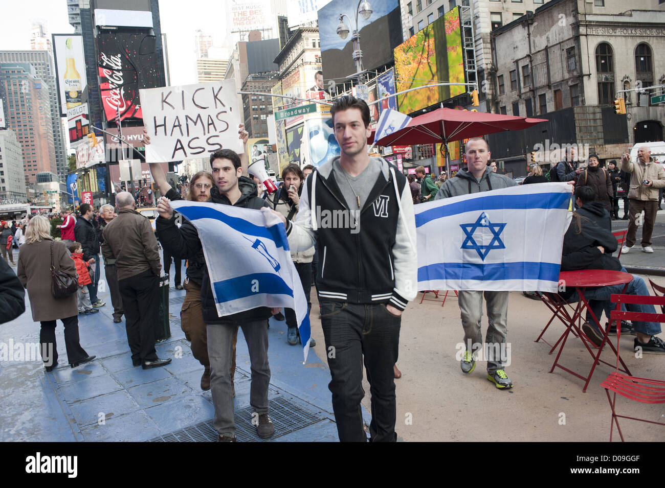 Les manifestants Pro-Israel mars à Times Square à Manhattan pour protester contre les attaques de roquettes palestiniennes en Israël, le 18 novembre 2012. Banque D'Images