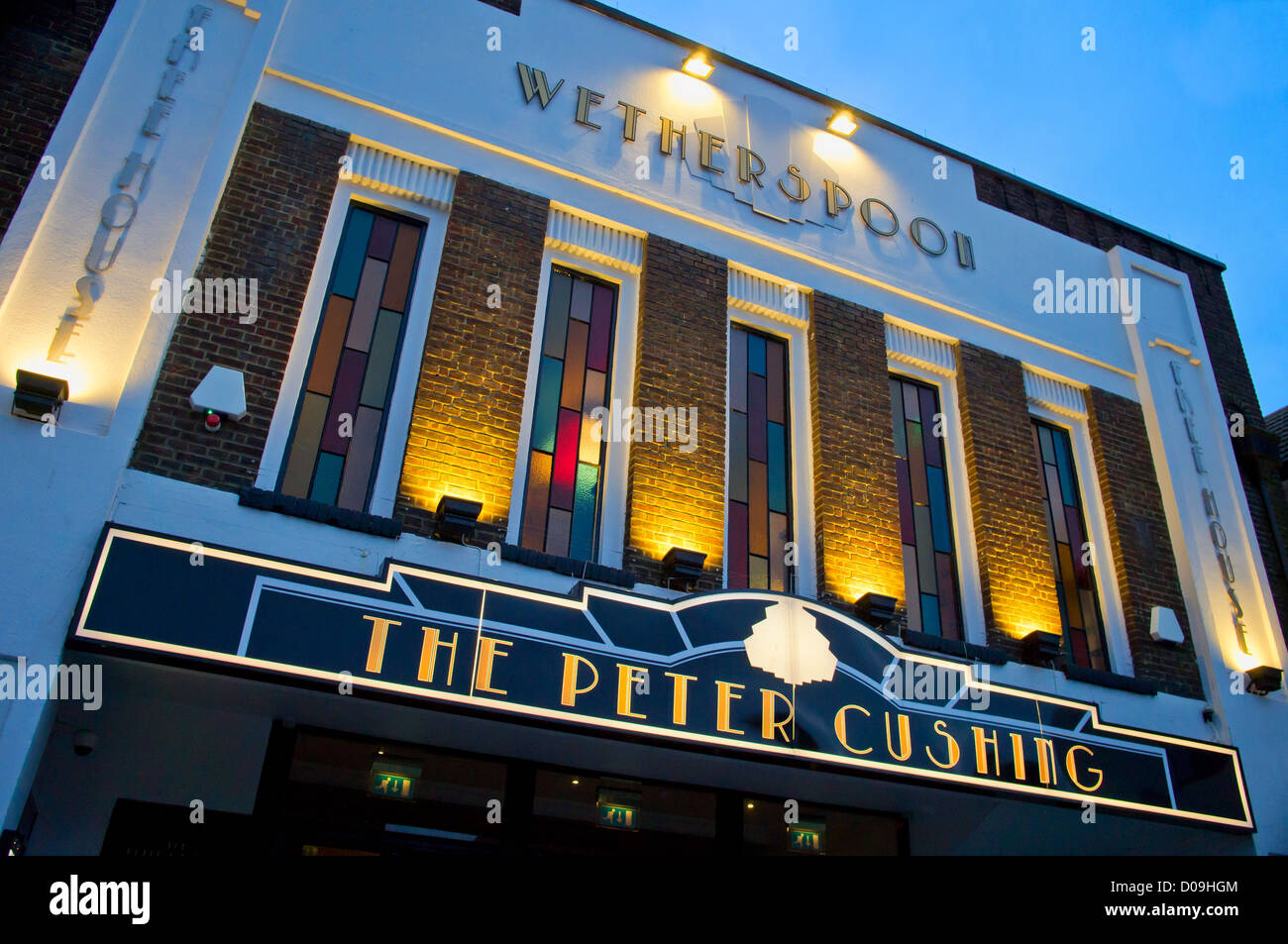 Pub Wetherspoon extérieur. La Peter Cushing Whitstable. Auparavant, un cinéma et salle de bingo. Peter Cushing a utilisé. Banque D'Images