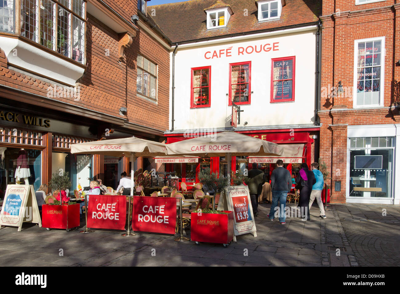 Café Rouge à l'extérieur du centre-ville de Canterbury Coin people drinking coffee in sunshine Banque D'Images