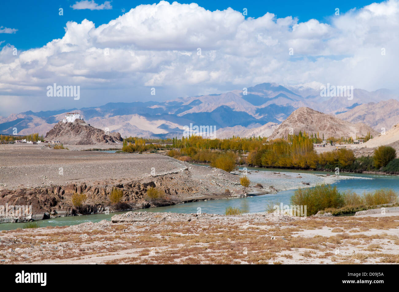 Vue d'automne en bordure de Manali à Leh, Inde. Forme de rivière d'himalaya de l'eau glacée. Banque D'Images