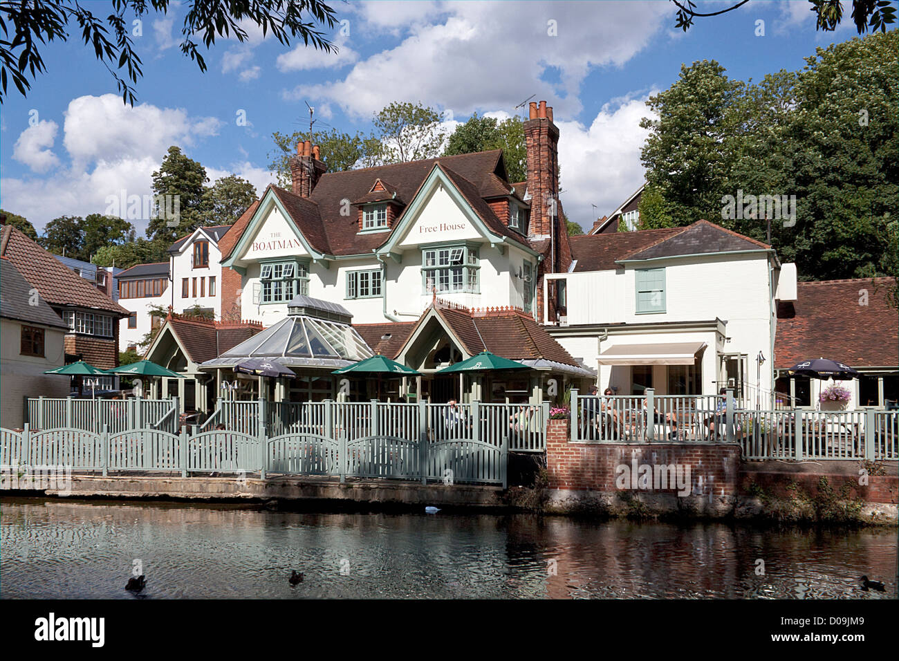 Le batelier Riverside Pub Restaurant Guildford River Wey . Wey et Canal Arun Banque D'Images