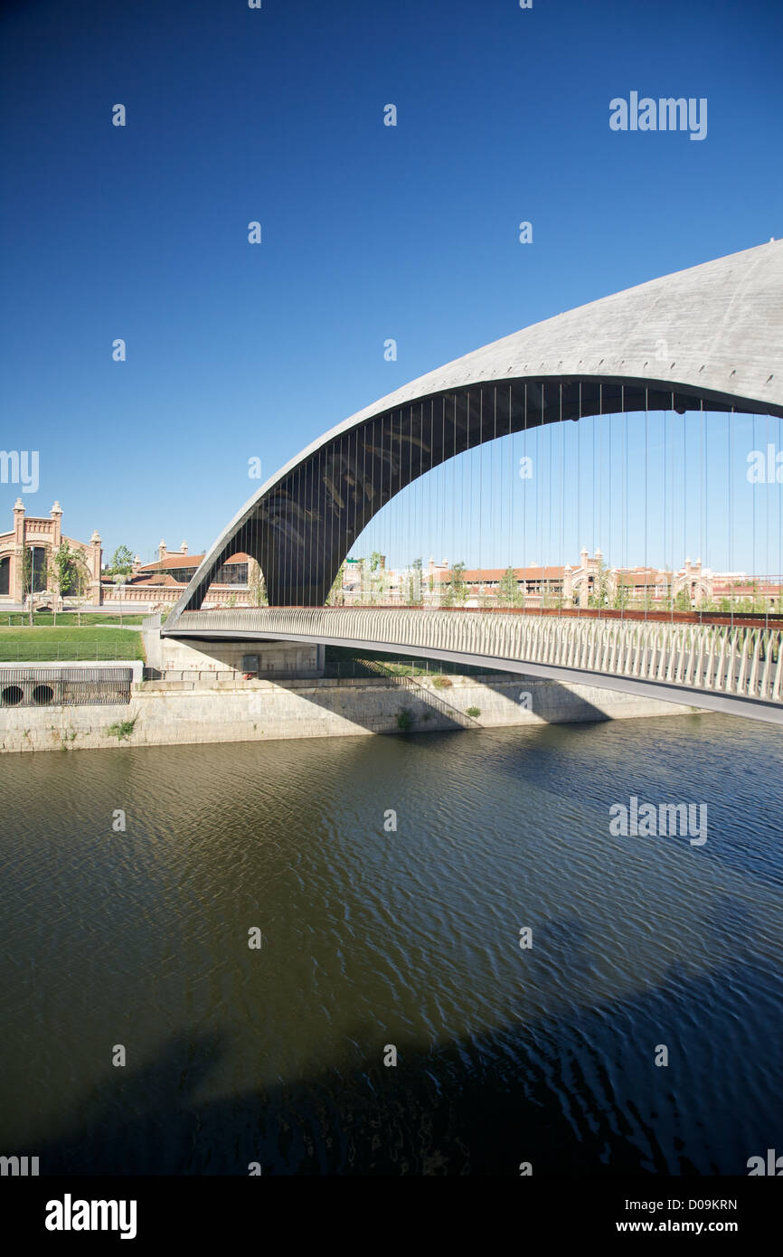 Pont sur la rivière Manzanares moderne dans la ville de Madrid Espagne Banque D'Images