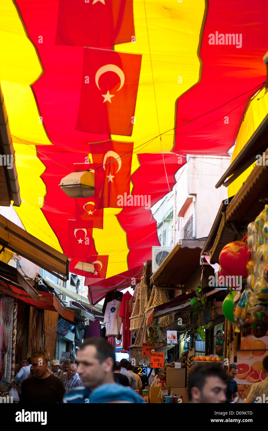 Couleurs FC Galatasaray dominent dans le marché aux épices, Istanbul. Banque D'Images