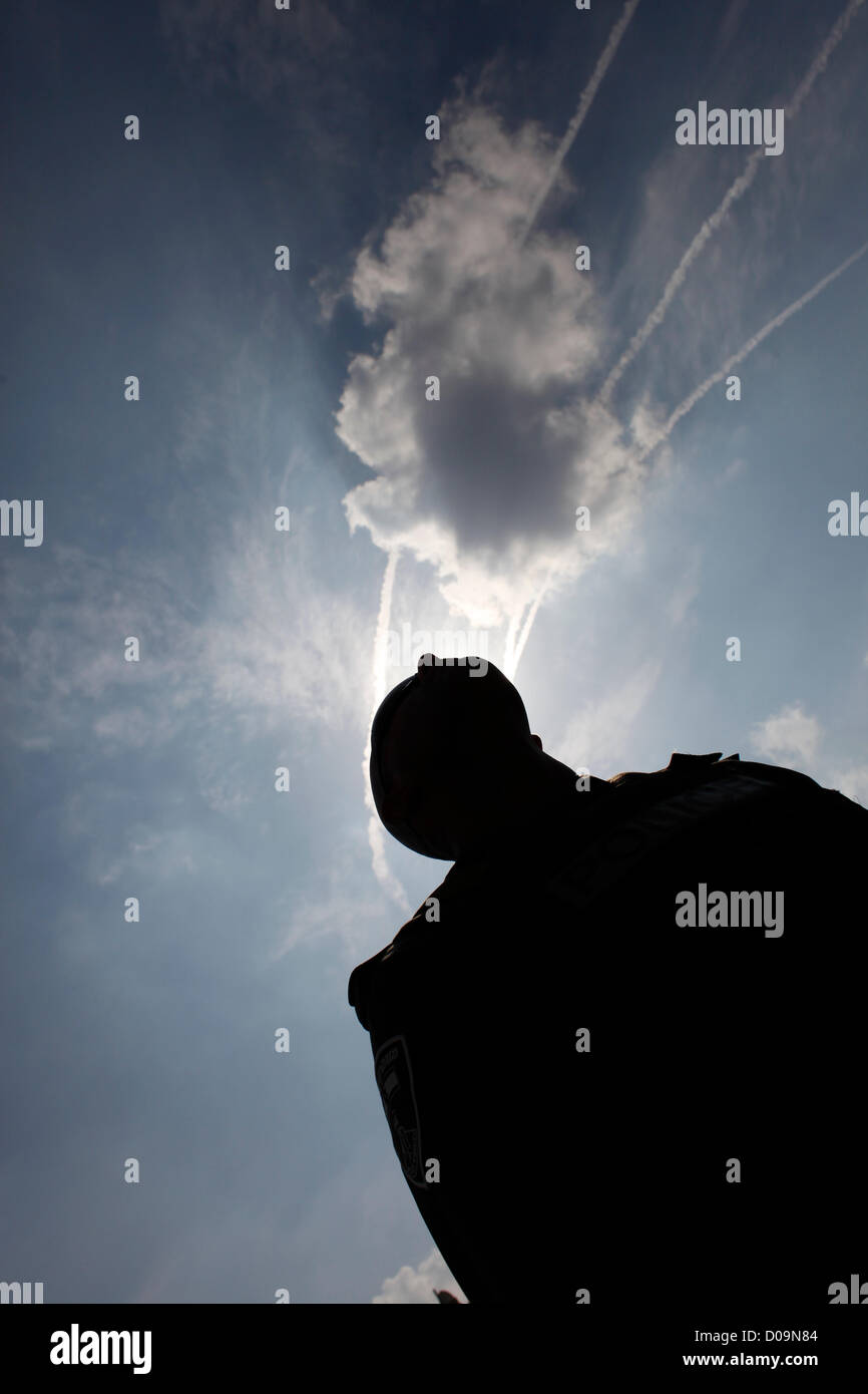 Un soldat israélien à la recherche de traces de fumée à des roquettes tirées par des militants palestiniens de la bande de Gaza vers le sud de la ville de Sderot en Israël Banque D'Images