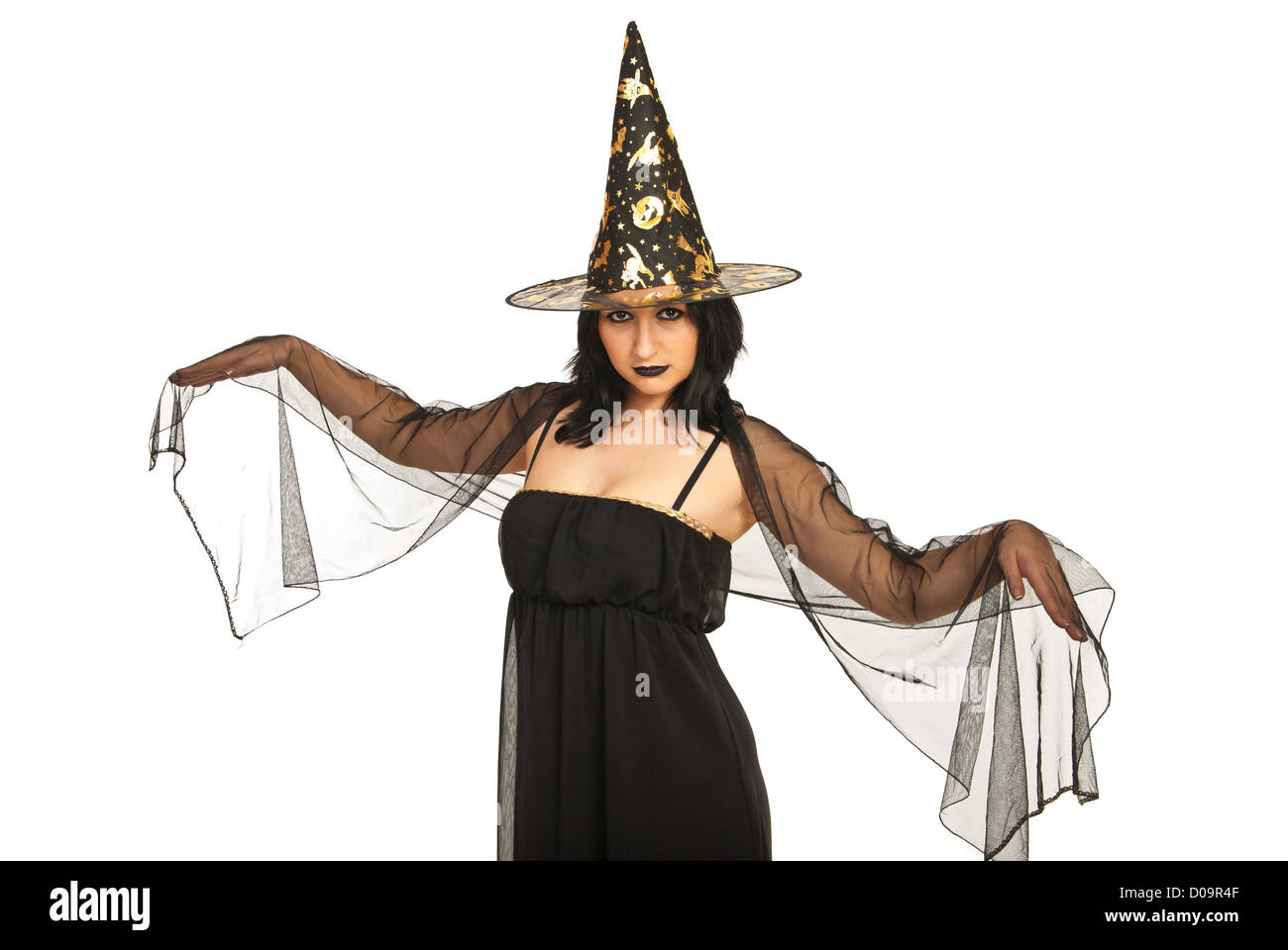 Belle sorcière avec voile noir sur les mains isolé sur fond blanc Banque D'Images