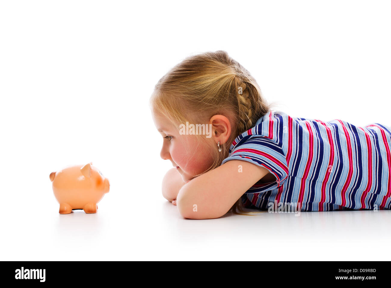 Little girl with piggy bank. Studio shot. Banque D'Images