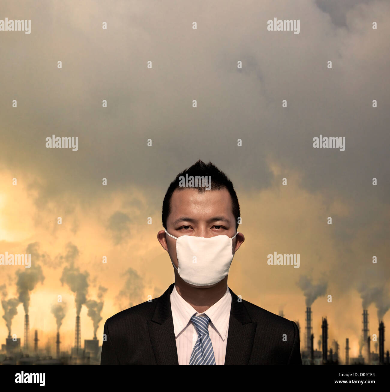 Bussinessman triste avec masque et de la pollution de l'air concept Banque D'Images