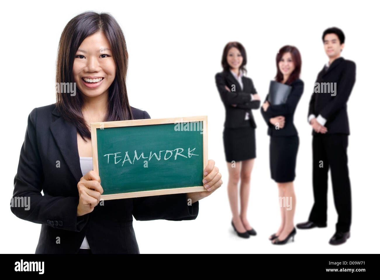Happy smiling businesswomen holding tableau noir avec sa coéquipière sur fond blanc. Banque D'Images