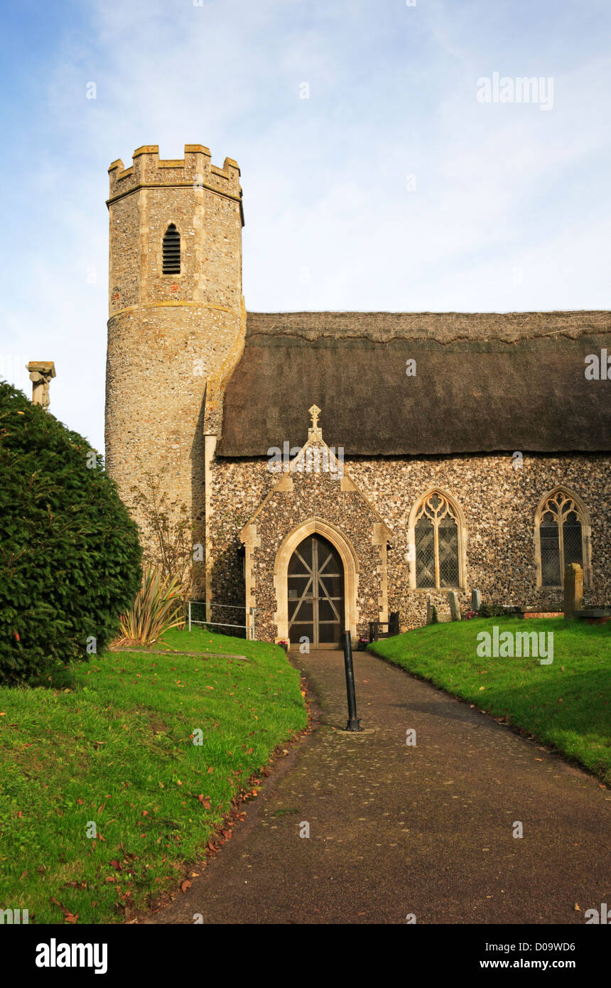 Une vue sur le porche sud et la tour de l'église paroissiale de St Pierre et St Paul à Mautby, Norfolk, Angleterre, Royaume-Uni. Banque D'Images