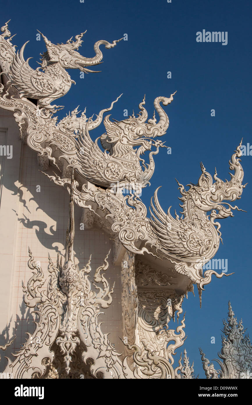 DRAGONS ORNANT ROOF WHITE TEMPLE OU TEMPLE WAT RONG KHUN CHALERMCHAI KOSITPIPAT PEINTRE THAÏLANDAIS QUI VOULAIENT CRÉER DES SOLUTIONS Banque D'Images