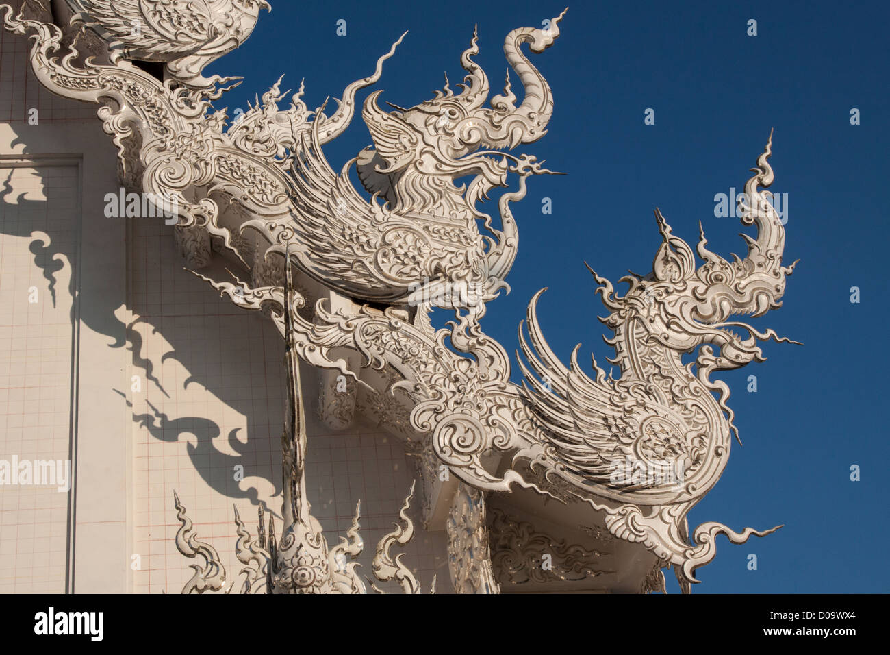 DRAGONS ORNANT ROOF WHITE TEMPLE OU TEMPLE WAT RONG KHUN CHALERMCHAI KOSITPIPAT PEINTRE THAÏLANDAIS QUI VOULAIENT CRÉER DES SOLUTIONS Banque D'Images