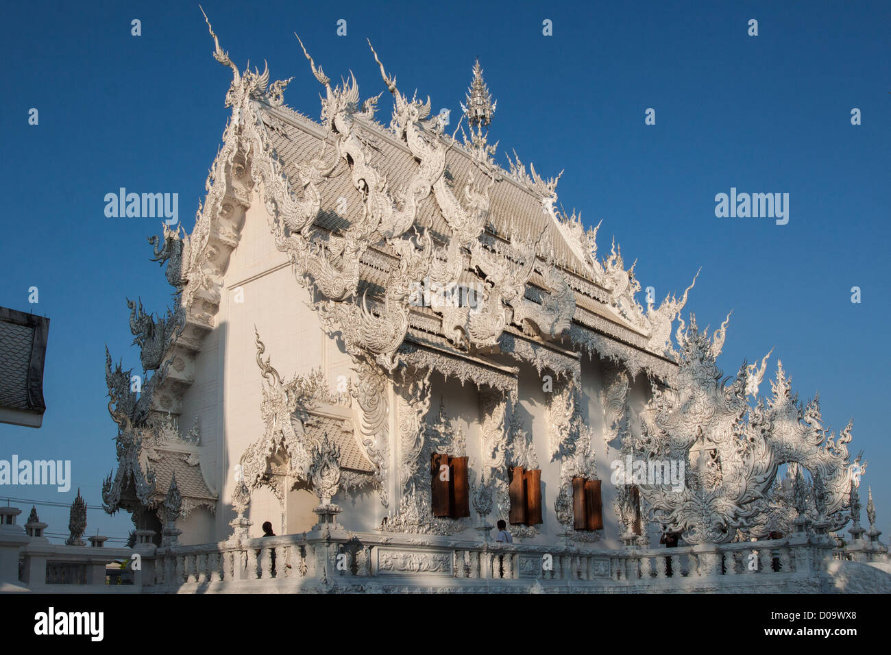 Vue générale DU TEMPLE BLANC OU TEMPLE WAT RONG KHUN CHALERMCHAI KOSITPIPAT PEINTRE THAÏLANDAIS CONSTRUIT QUI VOULAIENT CRÉER UN HOMMAGE Banque D'Images