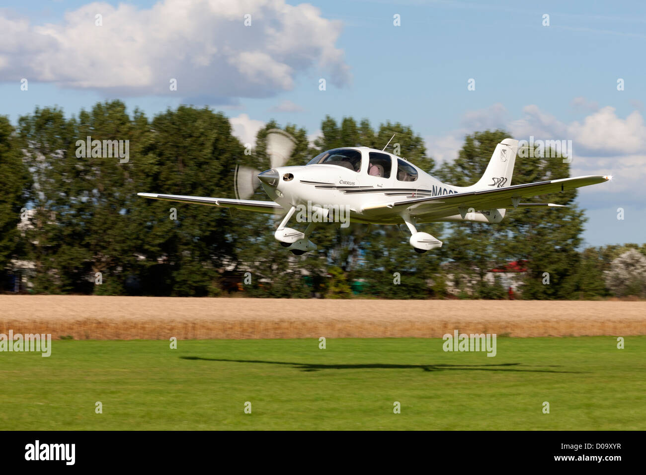 Cirrus SR22 N40GD Le décollage à partir de la piste de l'Aérodrome de Breighton Banque D'Images