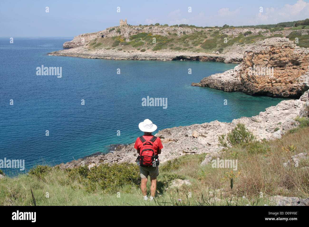 Walker sur sentier du littoral nord de Gallipoli, les Pouilles, Italie du sud Banque D'Images