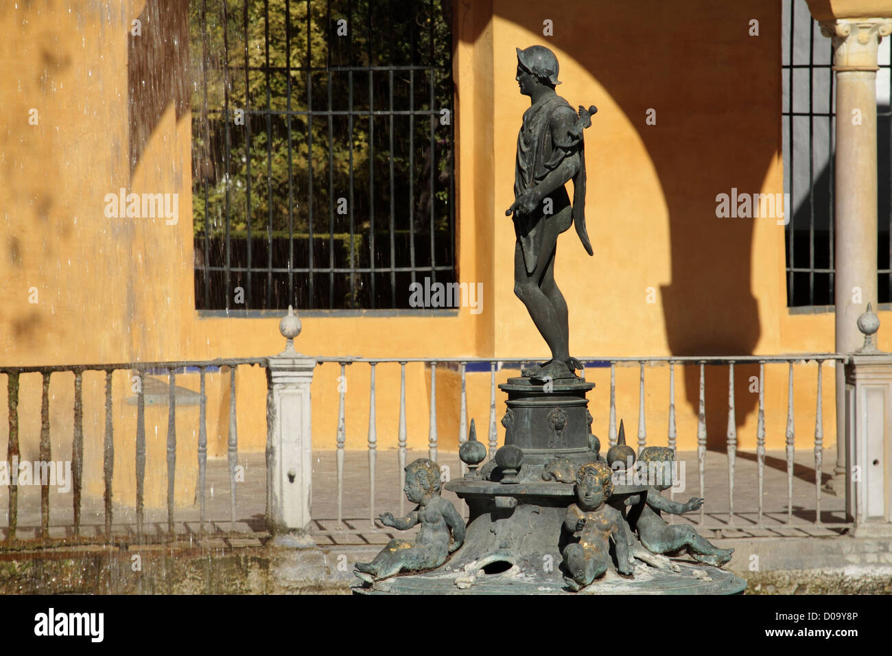 Fontaine de l'ÉTANG DE MERCURE PALACIO GOTICO LE JARDINS DE L'ALCAZAR Séville Andalousie Espagne Banque D'Images