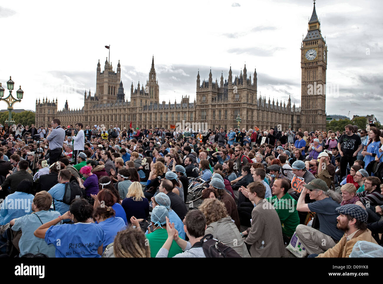 Les foules se rassemblent sur le pont de Westminster au cours de l'anti-USA coupures à l'ENM RALLY, OCTOBRE 2011 Banque D'Images