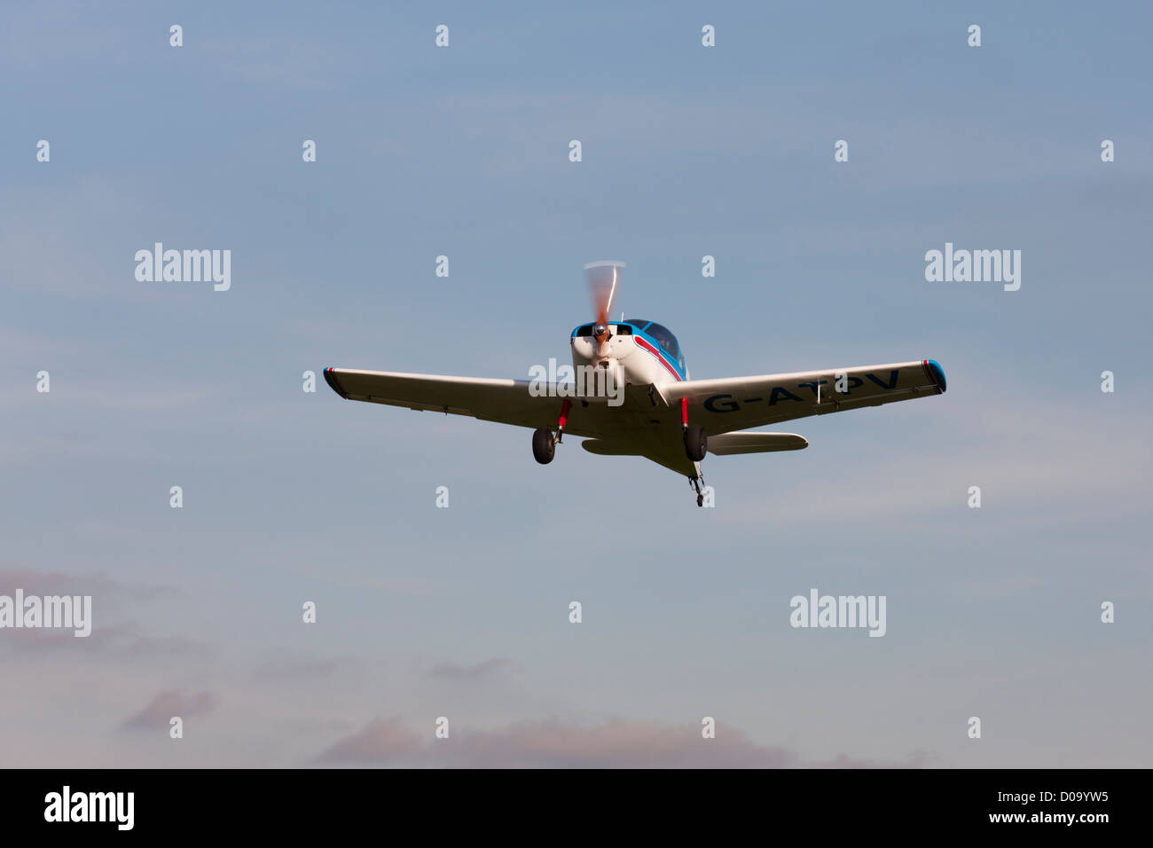 Minicab SIPA (JB01 Standard) G-ATPV en vol le décollage de Breighton Airfield Banque D'Images