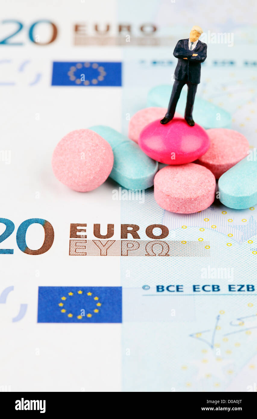 Toy Businessman on Medical Pills sur monnaie euro Banque D'Images