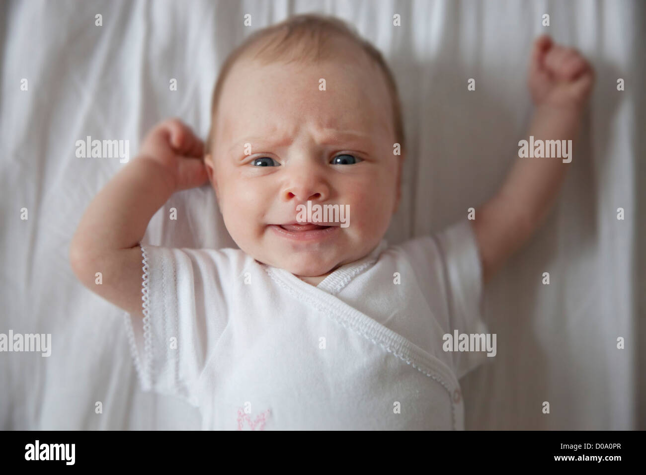 BÉBÉ À L’INTÉRIEUR Banque D'Images