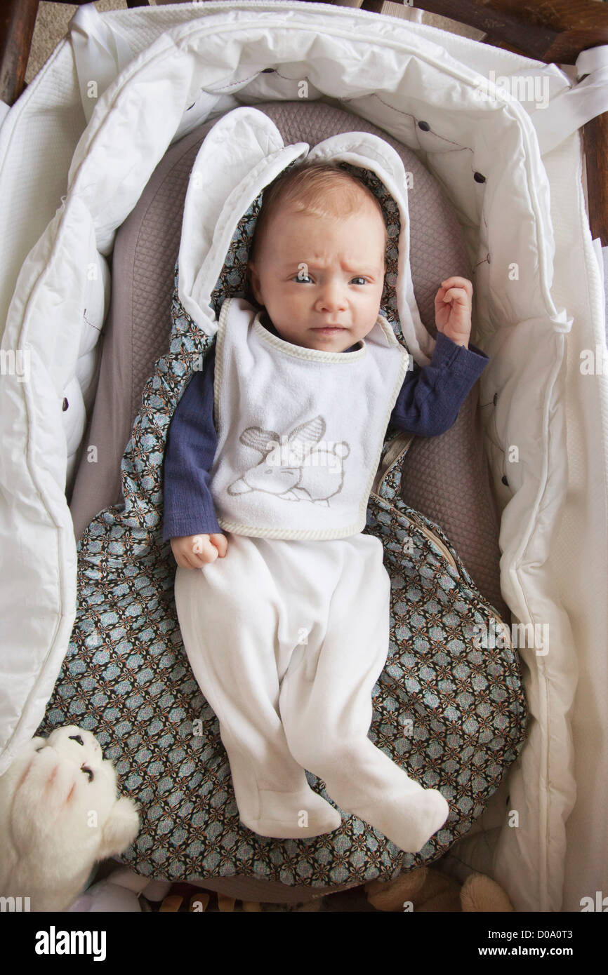 BÉBÉ À L’INTÉRIEUR Banque D'Images