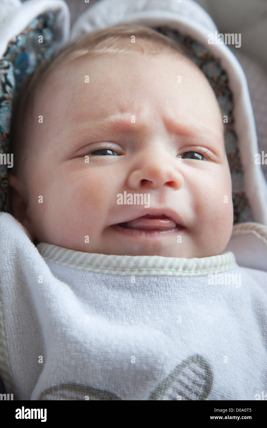 BÉBÉ À L’INTÉRIEUR Banque D'Images