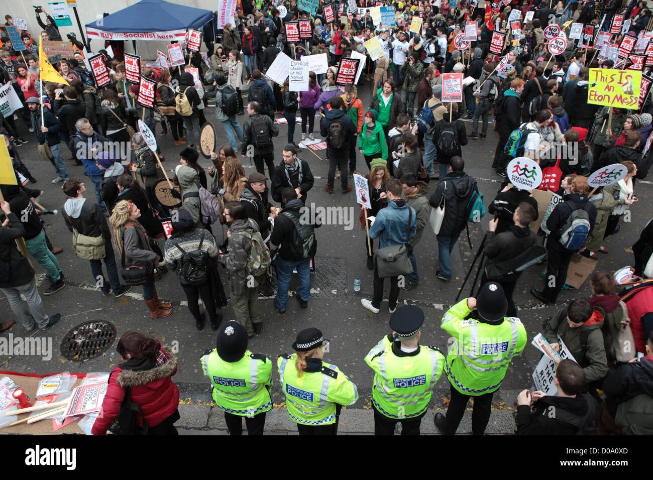 Londres, Royaume-Uni. 21 novembre 2012. Des milliers d'étudiants ont défilé dans le centre de Londres aujourd'hui sous le slogan de "educate, employer, empower". Malgré les craintes de la police et des organisateurs d'une répétition de la violence vu à une manifestation similaire en 2010, le mars est restée calme. George Henton / Alamy Live News. Banque D'Images