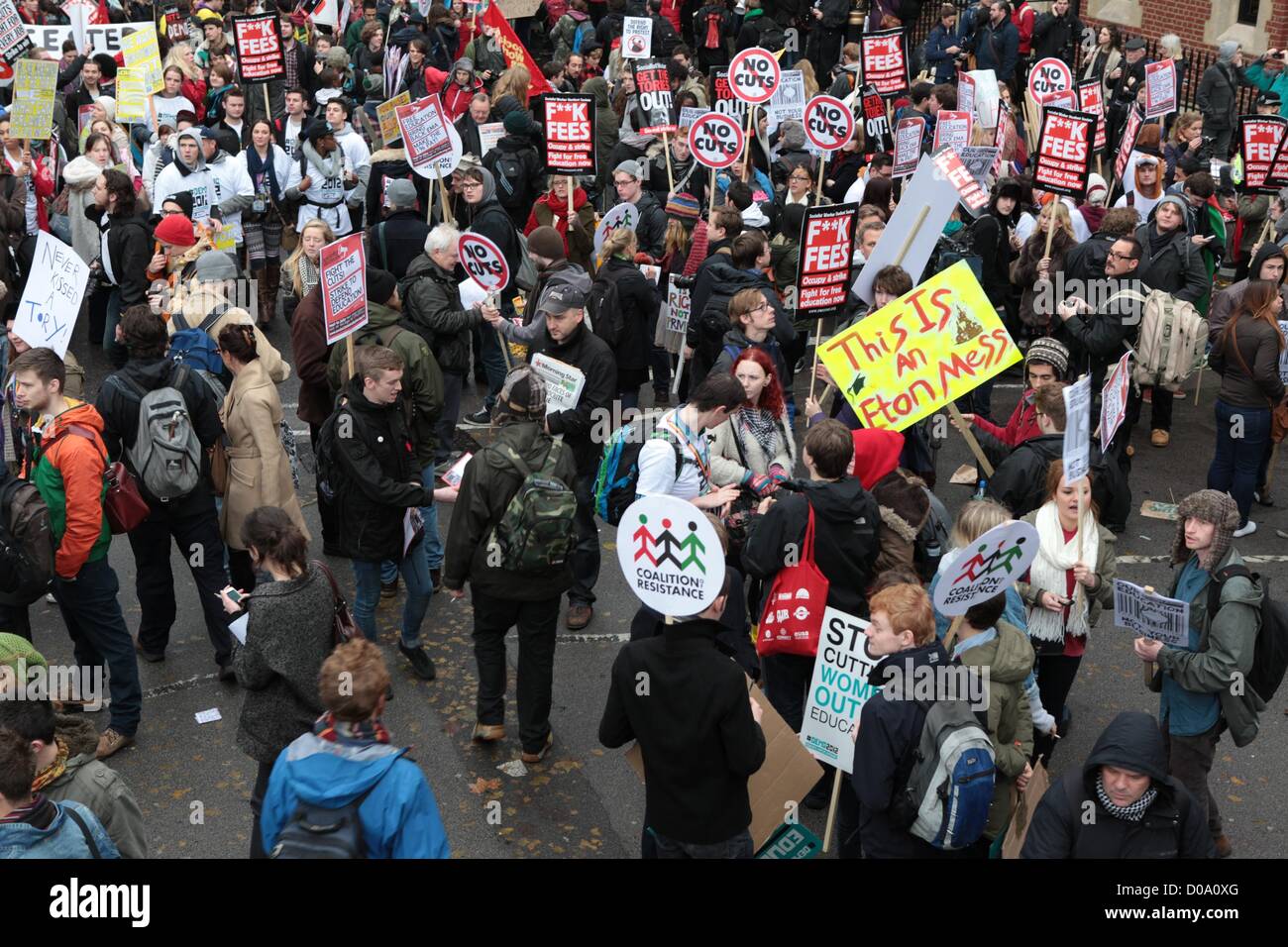 Londres, Royaume-Uni. 21 novembre 2012. Des milliers d'étudiants ont défilé dans le centre de Londres aujourd'hui sous le slogan de "educate, employer, empower". Malgré les craintes de la police et des organisateurs d'une répétition de la violence vu à une manifestation similaire en 2010, le mars est restée calme. George Henton / Alamy Live News. Banque D'Images