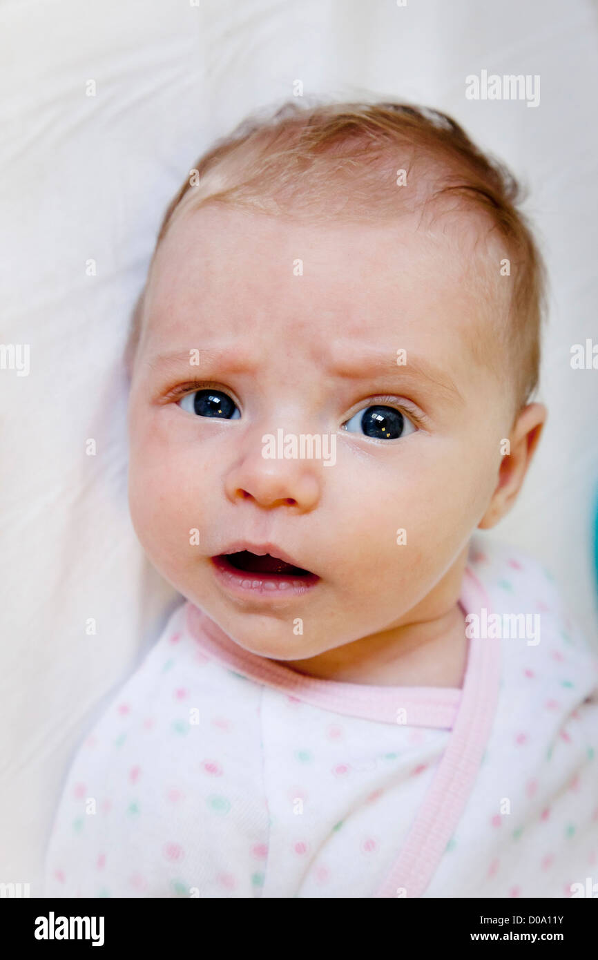 BÉBÉ À L’INTÉRIEUR Banque D'Images