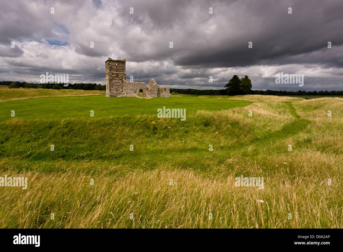 Knowlton, l'église ruinée Norman/église médiévale à l'intérieur de l'époque néolithique henge monument sur la craie, entouré de prairies, de craie Dorset Banque D'Images