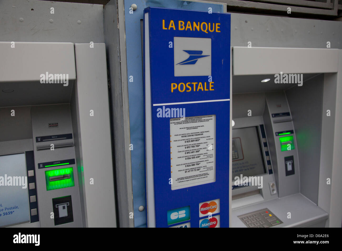La Banque Postale, Banque Postale ou un distributeur de billets à  l'extérieur d'un bureau de poste à Paris, France Photo Stock - Alamy