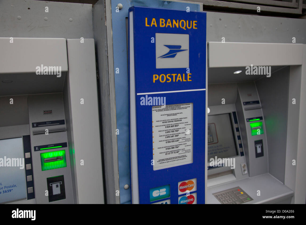 La Banque Postale Banque Postale Ou Un Distributeur De Billets A L Exterieur D Un Bureau De Poste A Paris France Photo Stock Alamy