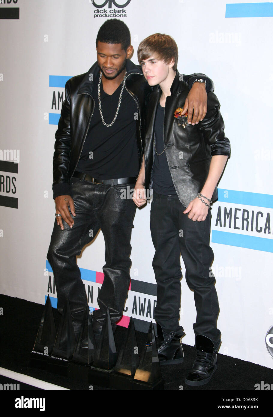 Justin Beiber et Usher 2010 American Music Awards (AMA) a tenu lors de la Nokia Theatre L.A. En Direct - Salle de presse, Los Angeles Banque D'Images