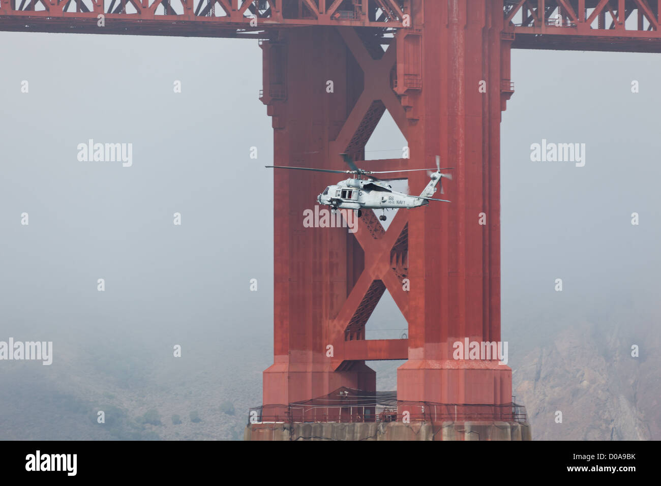 Hélicoptère à partir de porte-avions USS Carl Vinson passe sous le golden gate bridge au cours de la semaine de la flotte dans la baie de San Francisco, USA Banque D'Images