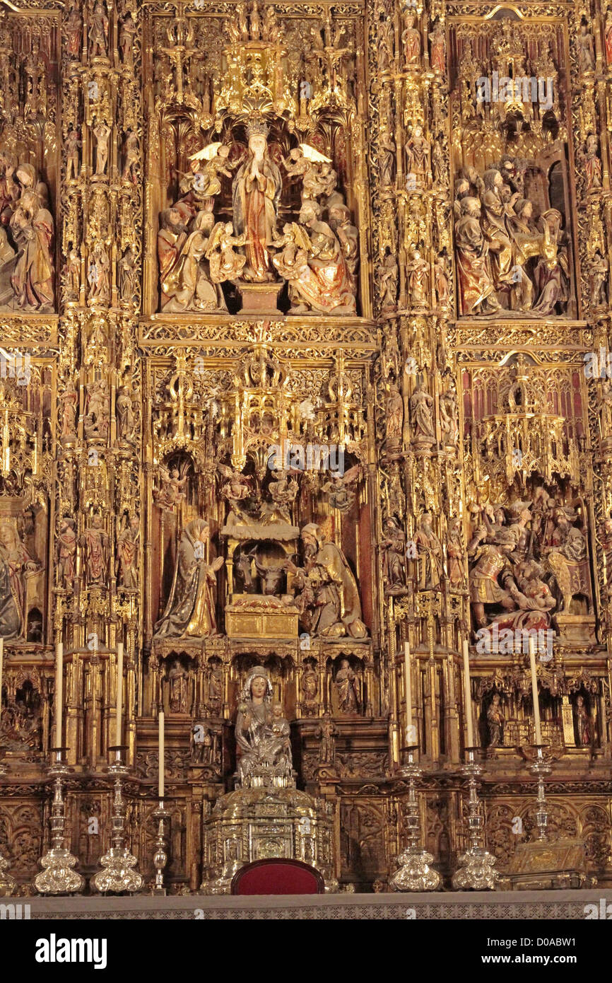 Autel d'or dans la cathédrale gothique RETABLE COMPOSÉ DE SÉVILLE 45 PANNEAUX REPRÉSENTANT LA VIE JÉSUS VIERGE MARIE FAIT PIERRE Banque D'Images