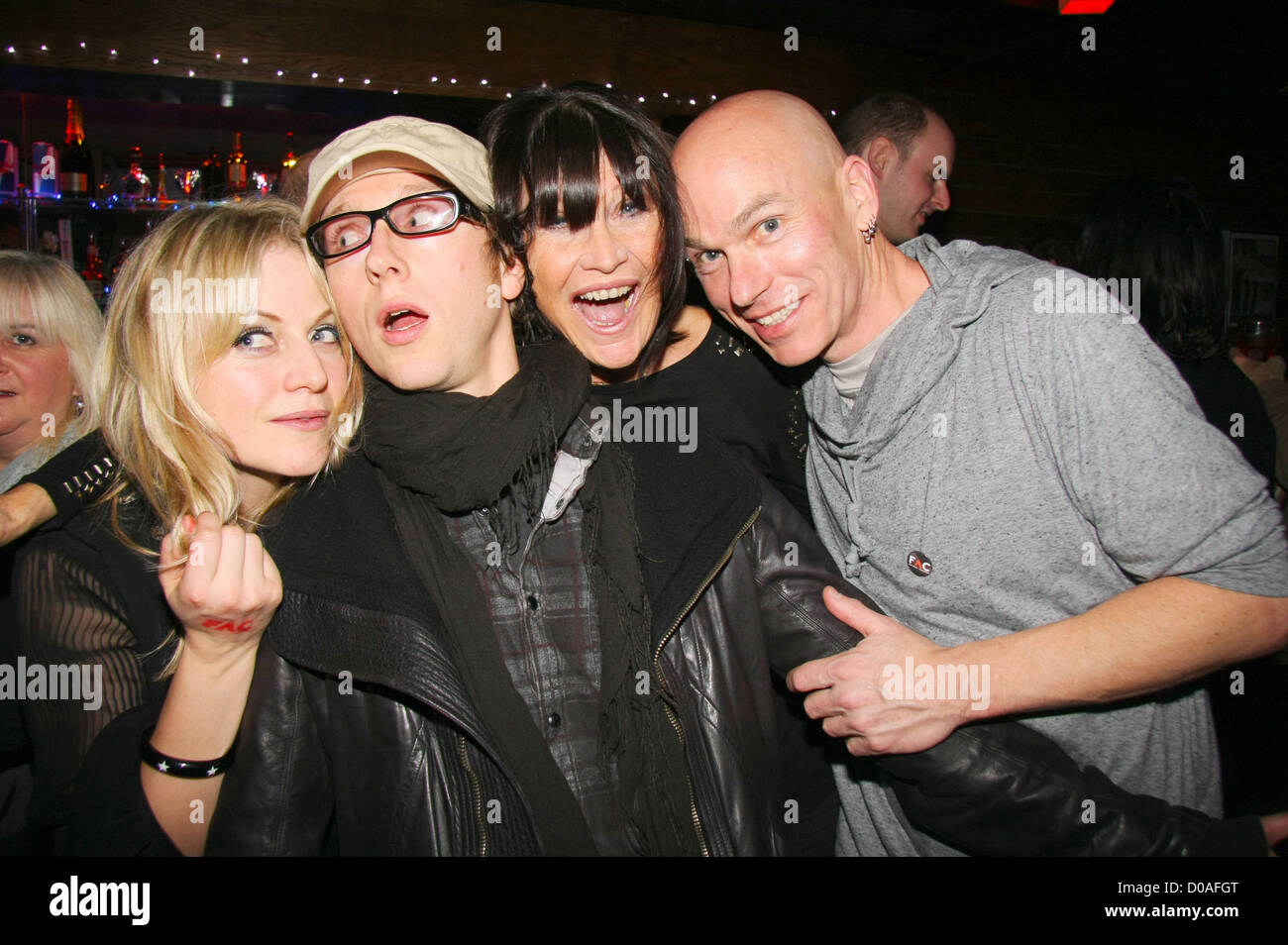 Lucy Pullin, Hal Levasseur, Sandie Shaw et Mark Kelly artiste Noël coalition genoux tenue à l'Alley Cat pub Banque D'Images