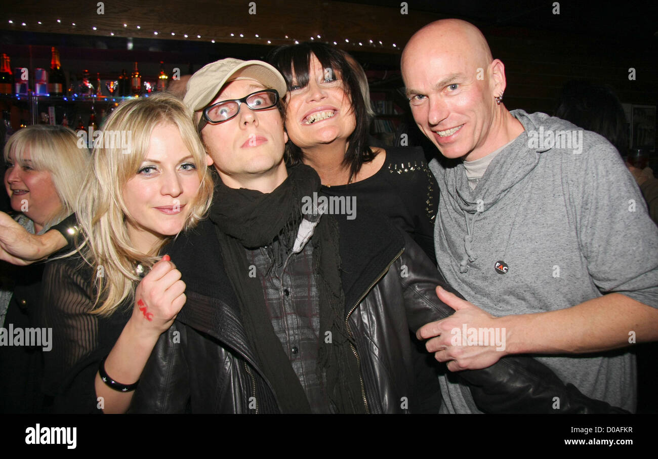 Lucy Pullin, Hal Levasseur, Mark Kelly et Sandie Shaw artiste Noël coalition genoux tenue à l'Alley Cat pub Banque D'Images