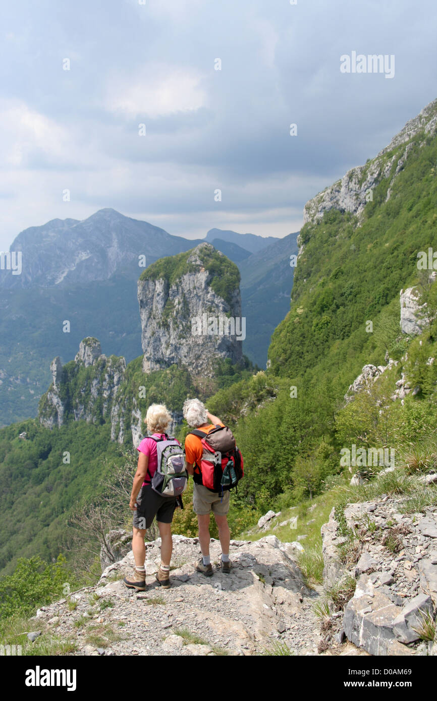 Les promeneurs sur un chemin dans les Alpes Apuanes - Alpes Apuanes en Toscane. Procinto mountain rock formation Banque D'Images