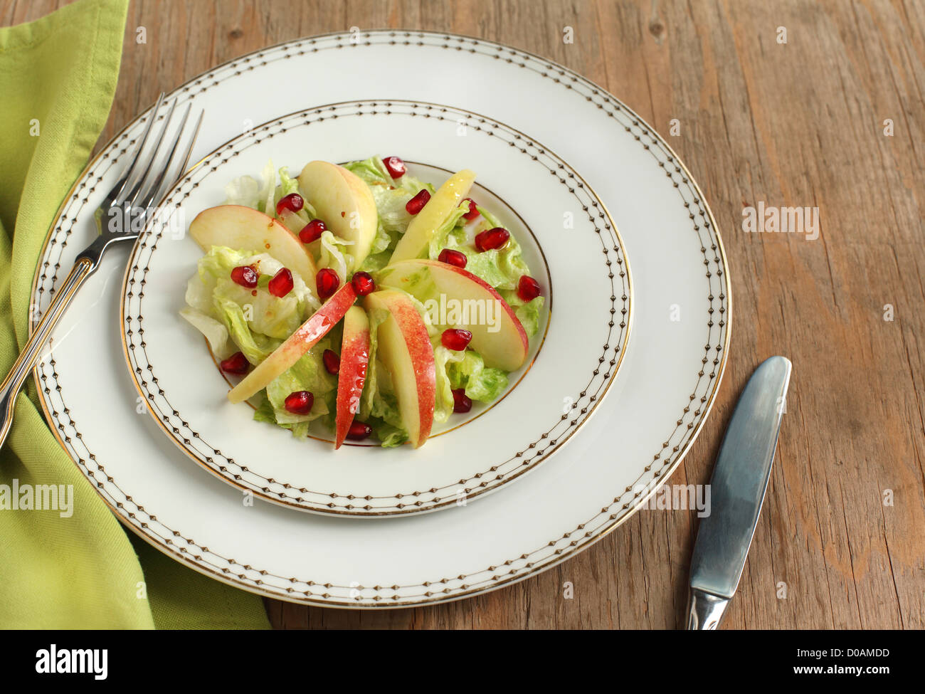 Salade avec pommes et graines de grenade Banque D'Images