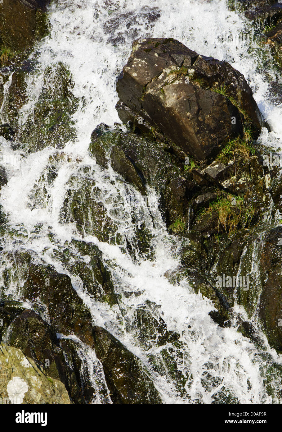 Se précipitant vers le bas du flux de l'eau petite Beck dans le Lake District. Banque D'Images