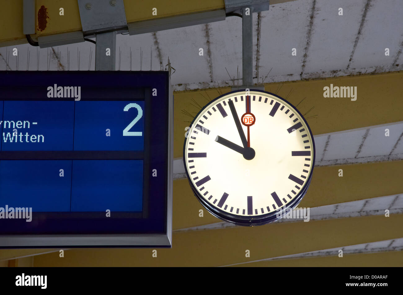 La gare allemande horloge indiquant exactement 10,57 heures. Deutsch Bahnhofsuhr zeigt genau 10,57 mts. Banque D'Images