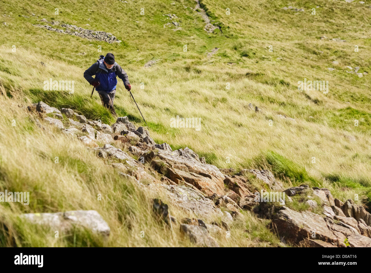 Un homme âgé hiker walking up Stile longue en direction de High Street dans le Lake District. Banque D'Images