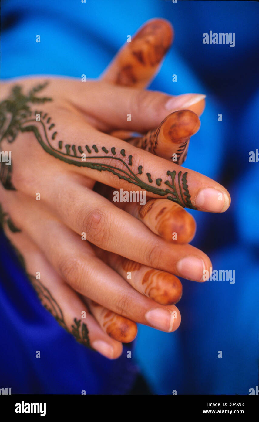 Mains peint avec des tatouages temporaires reproduisant les broderies du maquillage traditionnel MARRAKECH MARRAKECH MAROC SUD Banque D'Images