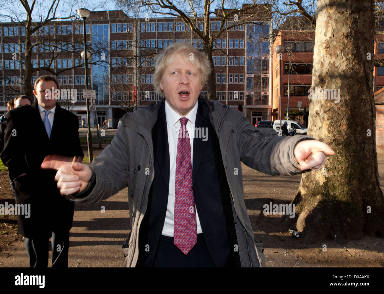 Maire de Londres Boris Johnson s'est joint à l'équipe un quartier plus sûr sur une promenade autour de Shepherds Bush Market, Londres Banque D'Images